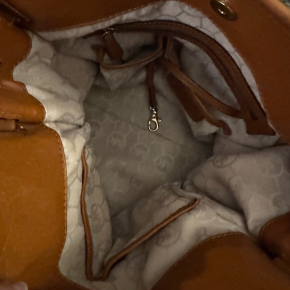 MICHAEL KORS Red and White Striped Hamilton Bag - Picture 5 of 16